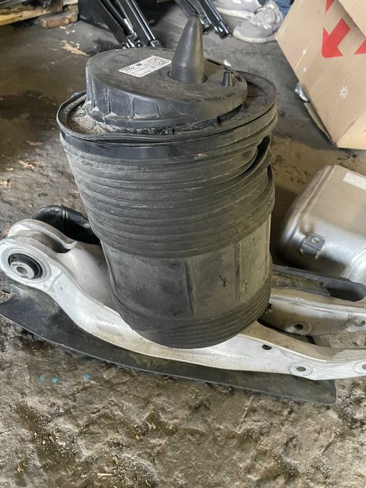 Пневматическая стойка Audi Q7 4m 4M0616002AJ