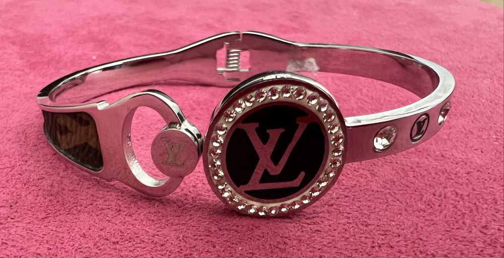 Linda pulseira prateada com detalhes