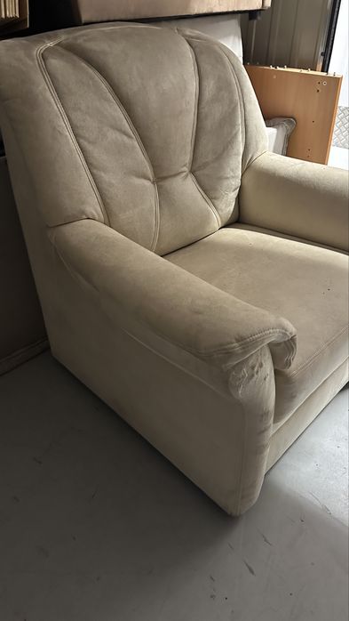 Fotel do salonu – materiał typu zamsz / mikrofaza (ślady po kocie)