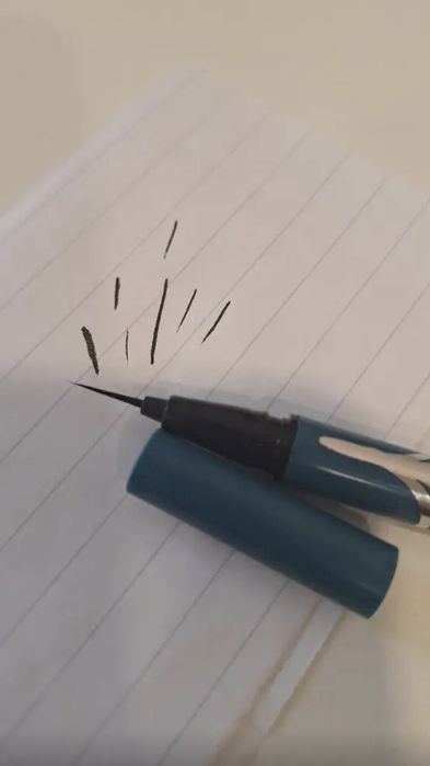 Pisak do brwi cienki dla brunetek