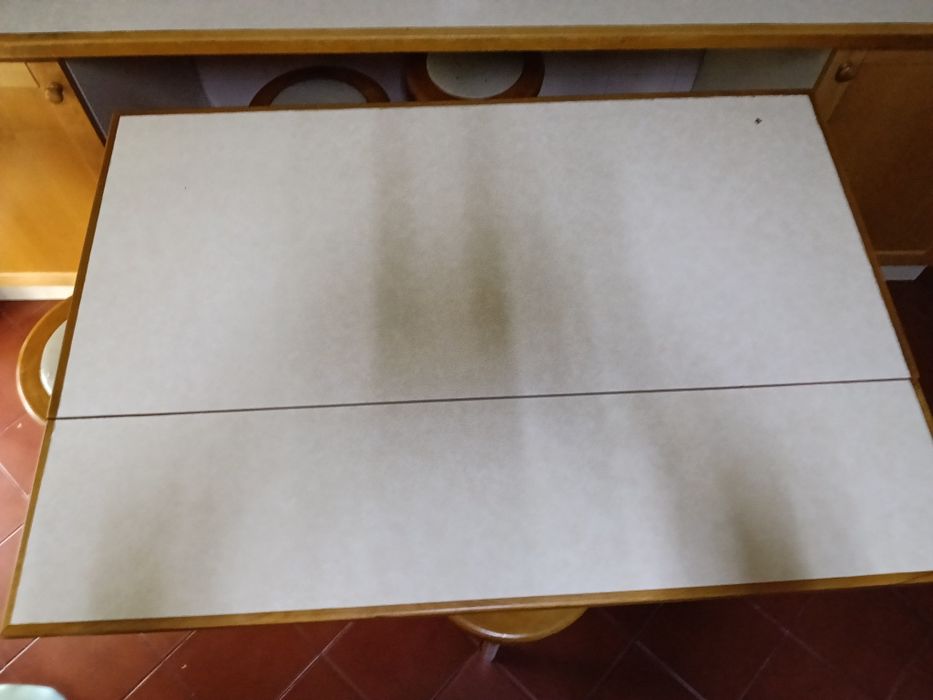 Mesa de cozinha encastrada em balcão
