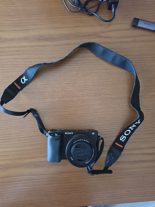 COMO NOVO! Sony a6400 (menos de 500 disparos) com Lente 16-50mm + Kit Completo de Extras