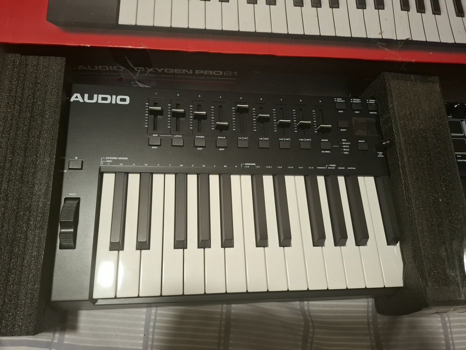 Controlador MIDI profissional de 61 teclas , Novo.
