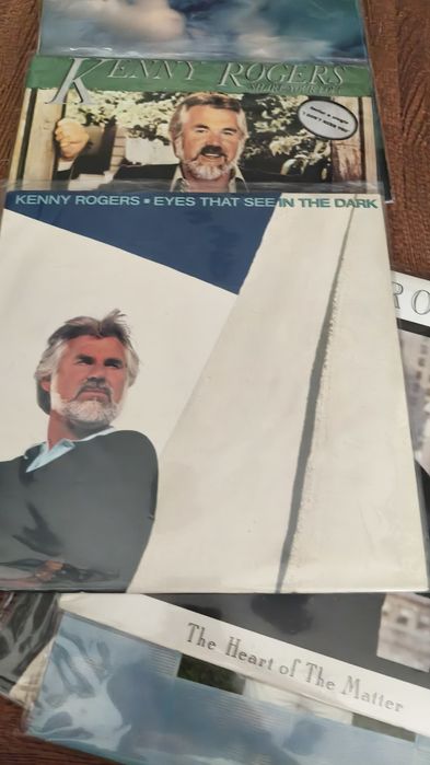Lote Discos 
Kenny Rogers 
John Denver 
Vários Country Life
Capas e discos bom estado