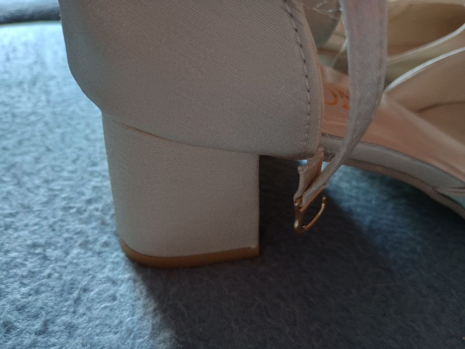 Buty ślubne beżowe