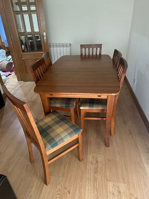 Mesa com 6 cadeiras