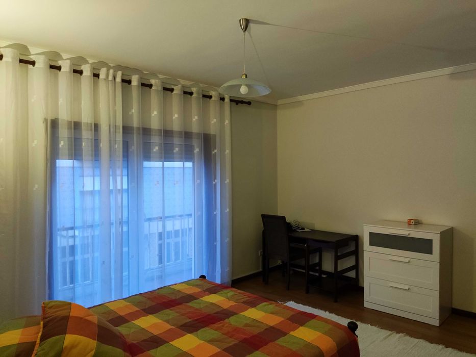 Arrendamento de quarto c/varanda na Rua do Almirante Cândido dos Reis