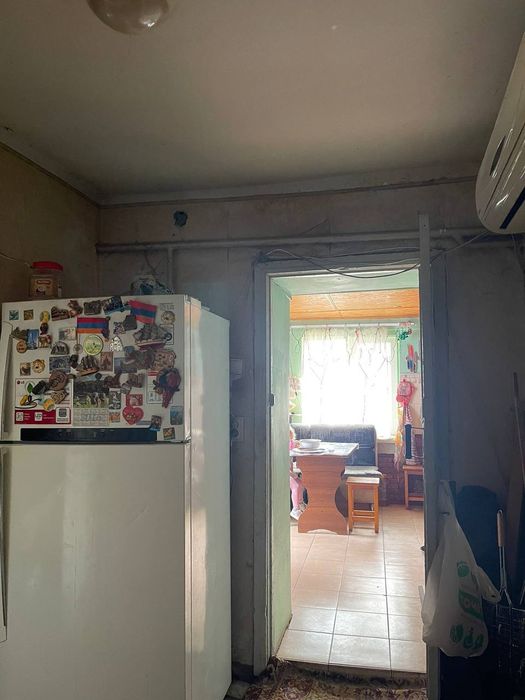 Продам 4-кімнатну квартиру з полисадником, гаражем і двором в Одесі.