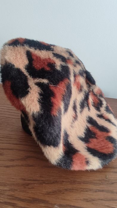 Piękny beret damski w panterkę firmy Monnari
