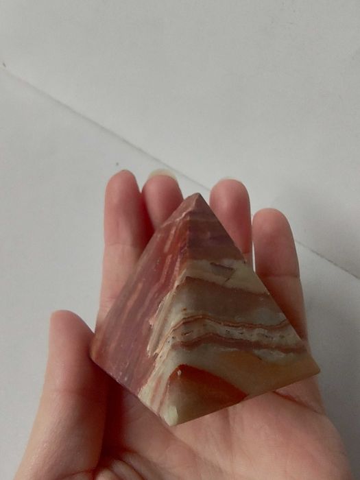 Piramidka z kamienia szlachetnego - uszkodzona