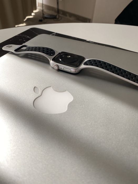 Apple Watch SE 44 mm GPS + Cellular (LTE) – Edycja Nike | Stan Bardzo Dobry