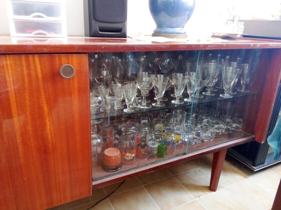 Moveis de casa de jantar envernizado com cadeiras, mesa extensível. Vendo urgente para desocupar.