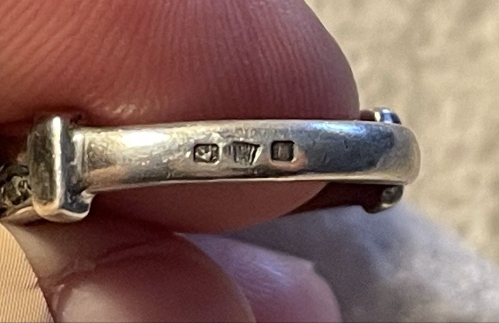 Anel em prata com pedra amarela e detalhes chapados a ouro