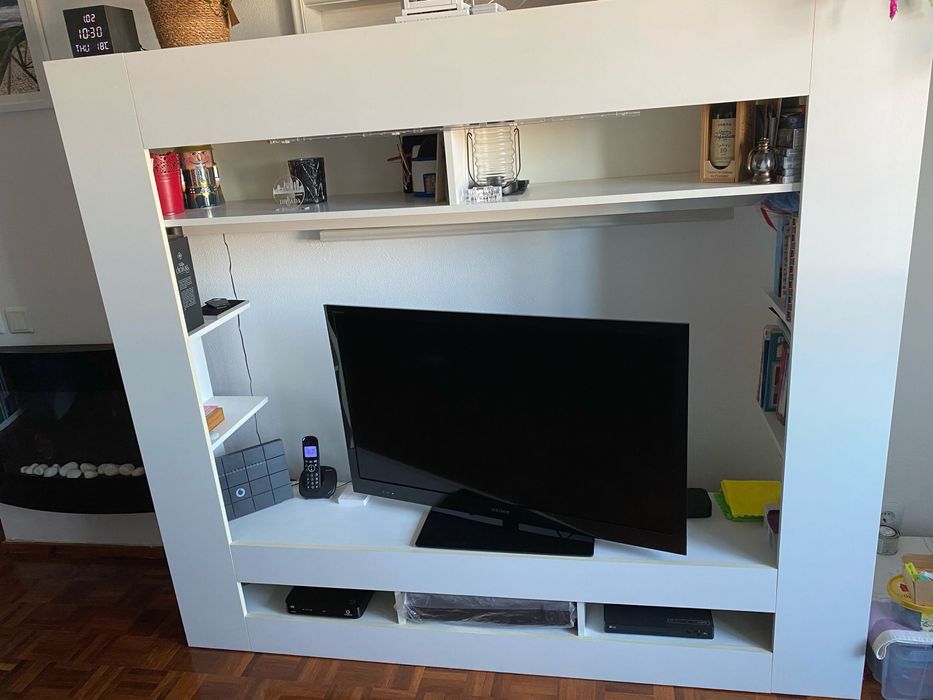 Móvel TV branco com varios compartimentos, levantamento Matarraque