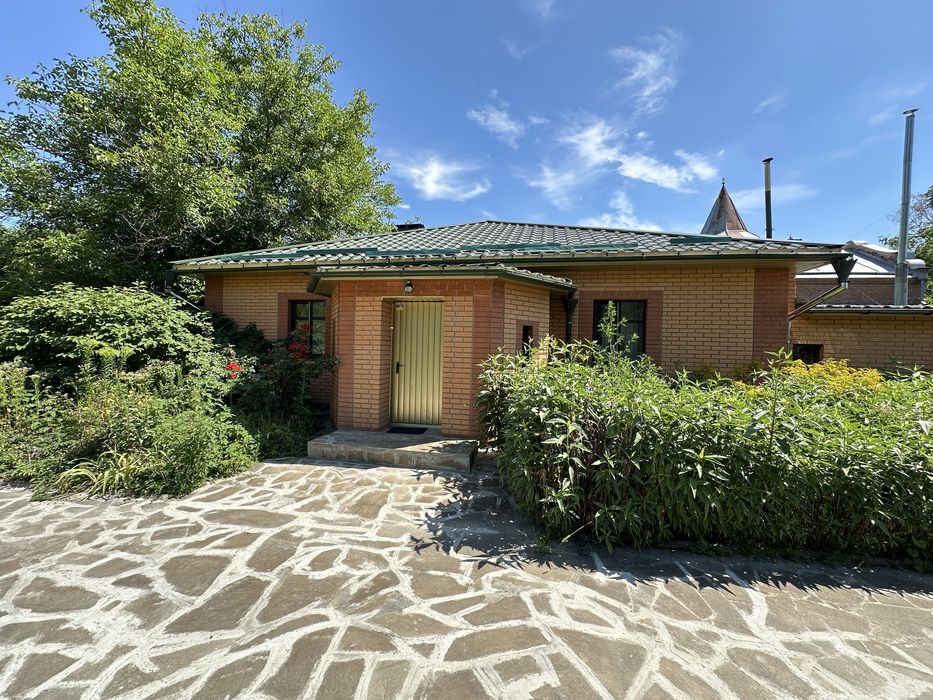 Продається ділянка 0.5 га з 3-ма окремими будинкам