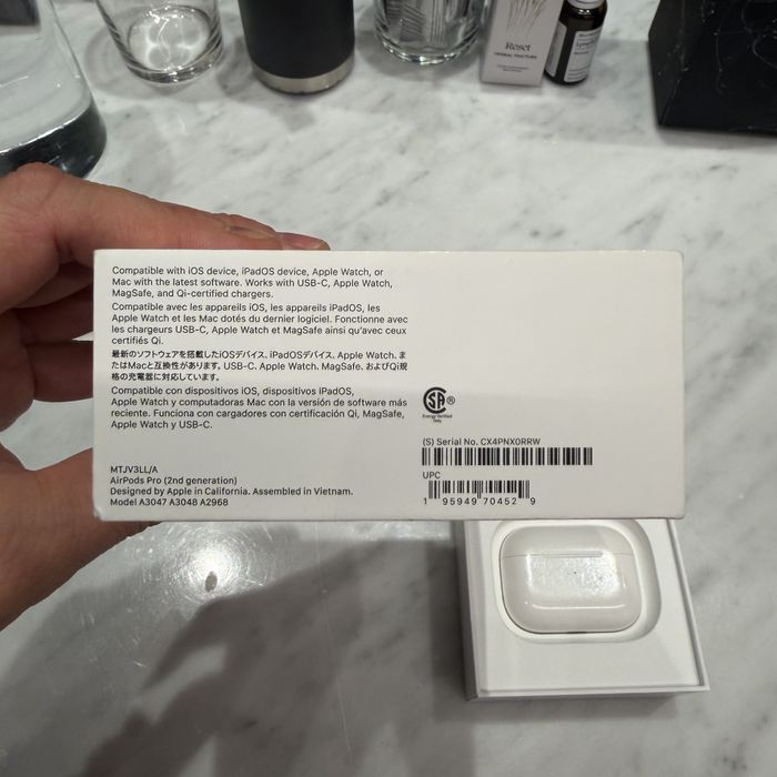 Оригінальні Apple AirPods Pro 2-го покоління в робочому стані.