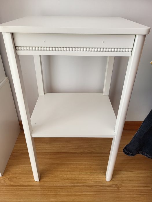 Mesa de cabeceira branca
