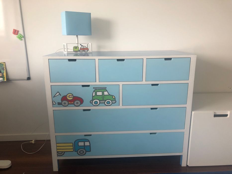 Quarto de criança: Cómoda, candeeiro, tapete e edredão
