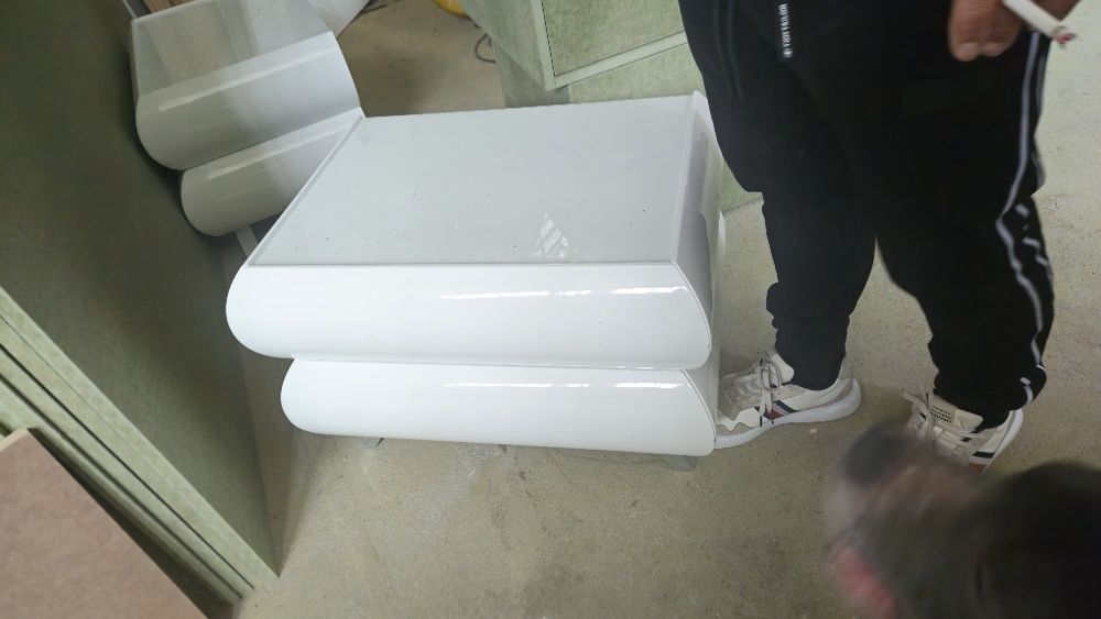 Mesa de cabeceira com tampo de vidro