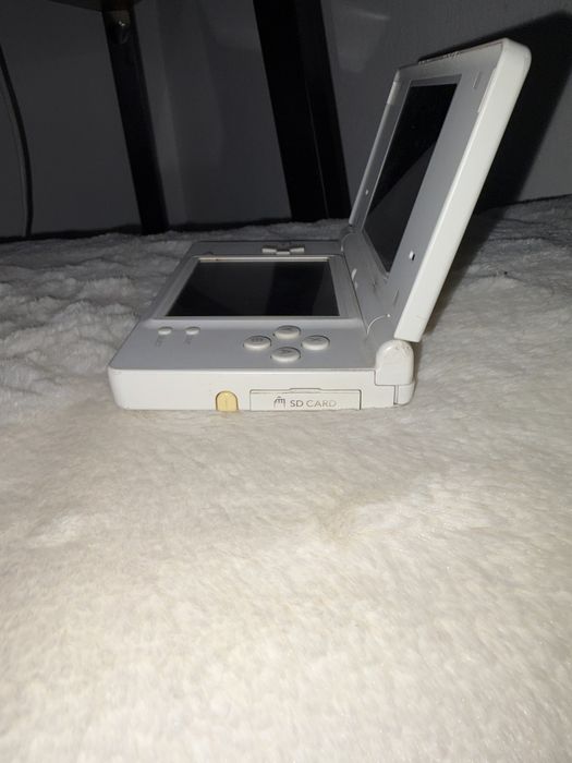 Nintendo DSi - sem caregador + alguns jogos sem caixa