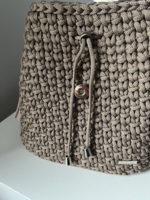 Mały plecak miejski, damski, handmade, na szydełku, ze sznurka