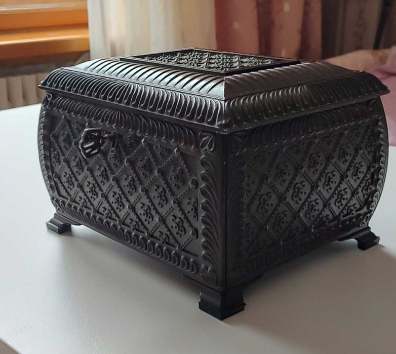 Металлическая шкатулка с ключом