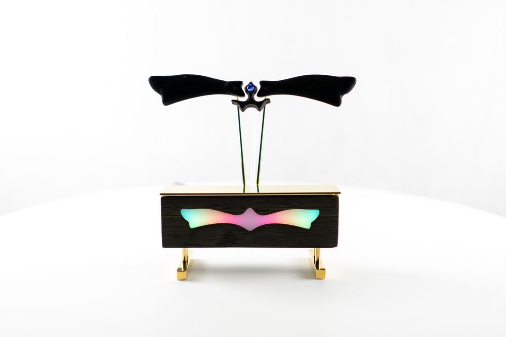 Magiczna, wyjątkowa rzeźba interaktywna czarny dąb mosiądz