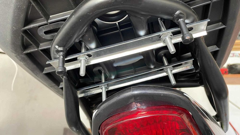 NOWY Kufer centralny motocyklowy skuter motorower błyszczący