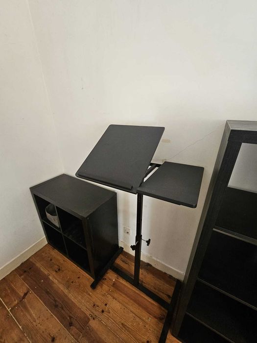 Conjunto de móveis preto para escritório