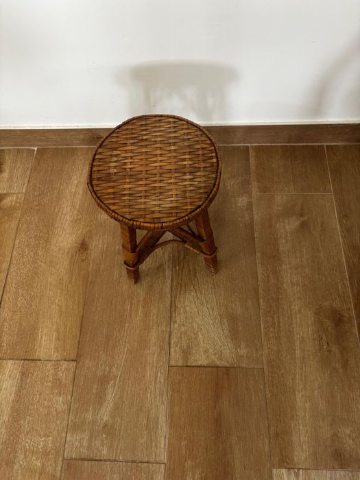 Decoração – espelhos, banco em vime e candeeiro