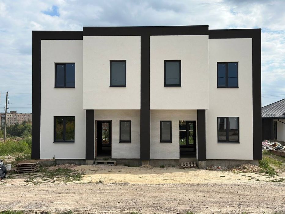 Продам сучасний двоян в м. Рівне. 1 лінія масиву Макарова.