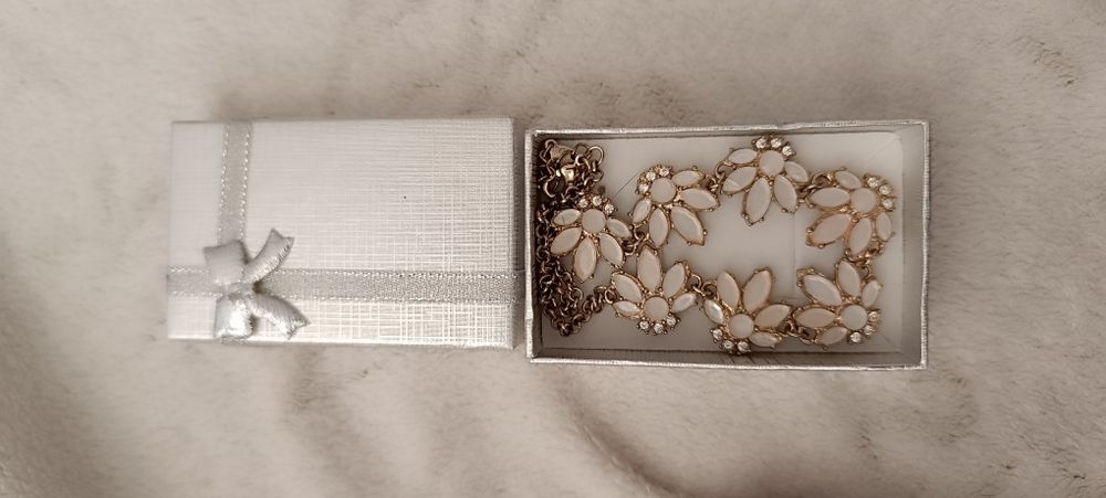 Colar prateado com flores rosa claro. Usado