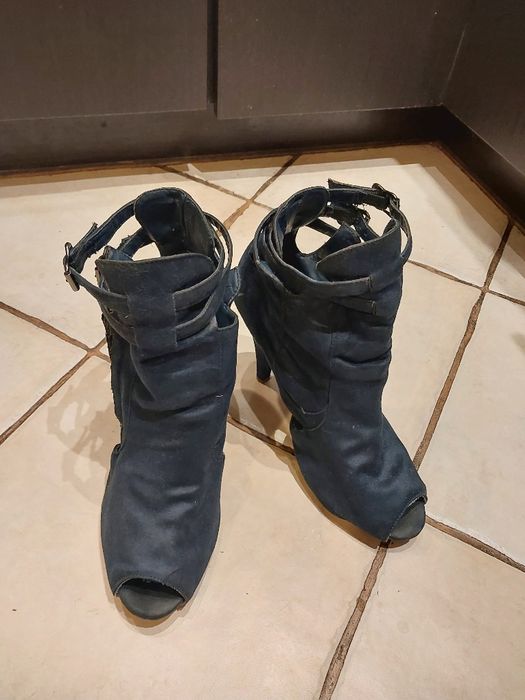Granatowe botki na obcasie bez palca 41