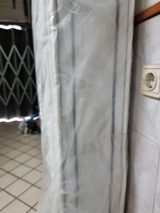 Colchão como Novo e estrado articulado com quatro pernas+ comando