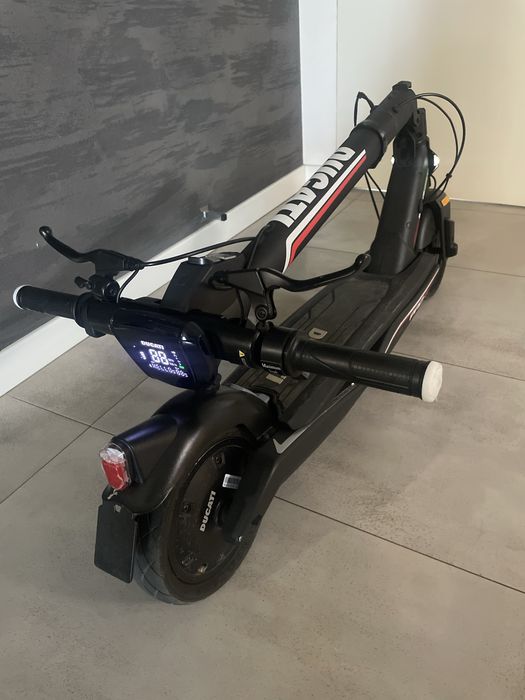 Електросамокат Ducati Pro III Advanced Safety 350W 50км чорний