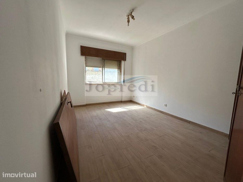 Apartamento T3 resultado da união de 2 apartamento