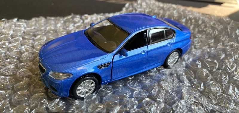 Model BMW M5 F10 (Niebieski) - 1:32 Otwierane Drzwi Napęd Pull-Back!