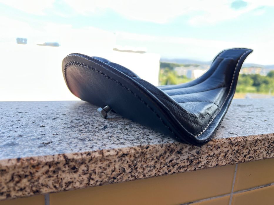 Banco Harley “seat on frame”