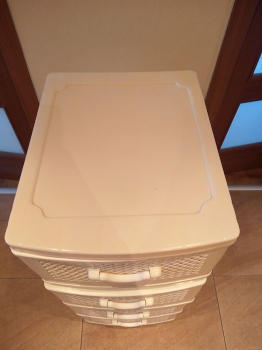 Szafka plastikowa na kółkach.