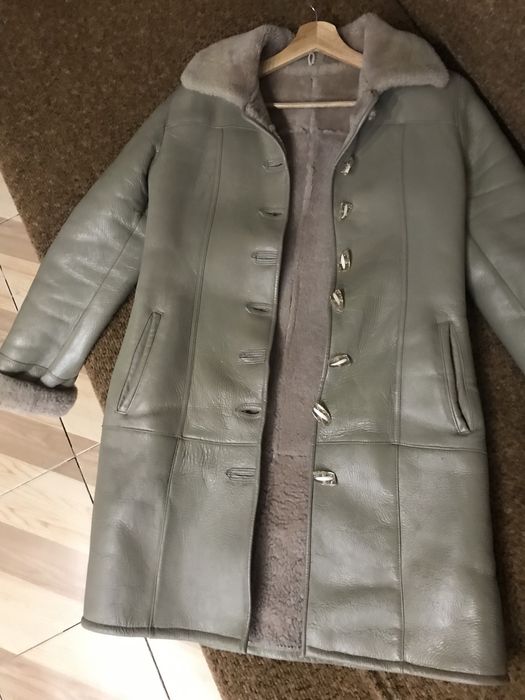 В гарному стані, тепла  та стильна.