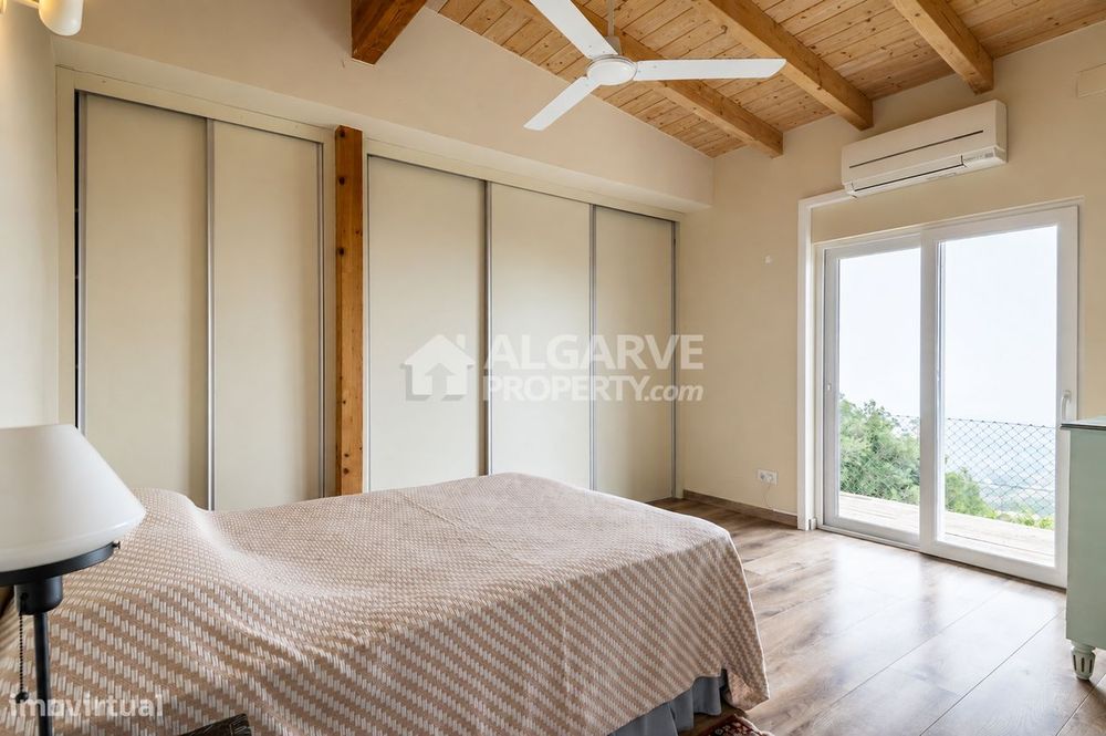 Moradia com Vistas Panorâmicas e Terreno em Estoi