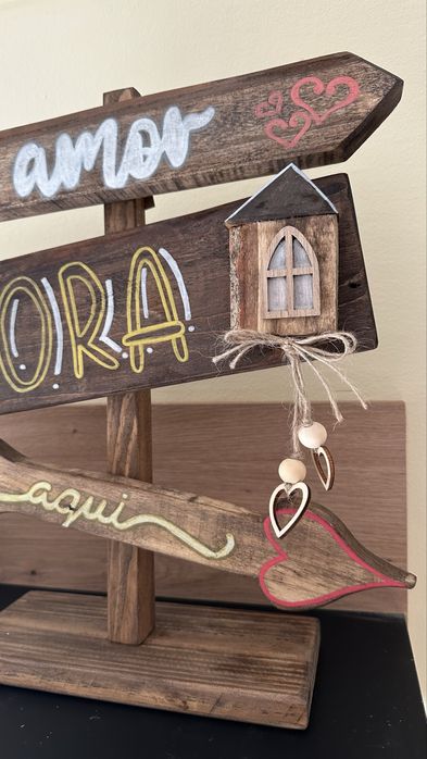 Placas decorativas em madeira