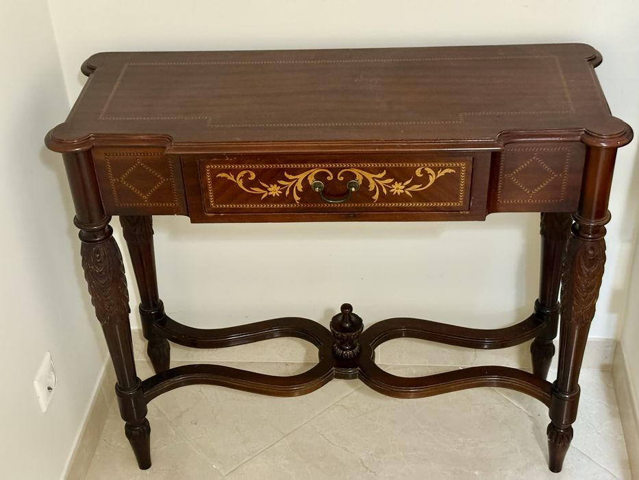 Consola elegante em madeira maciça