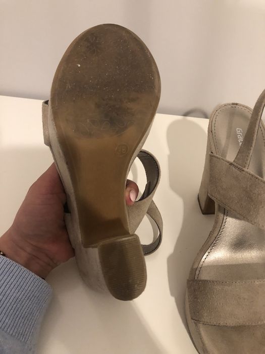 Buty na koturnie beżowe rozm. 38 graceland