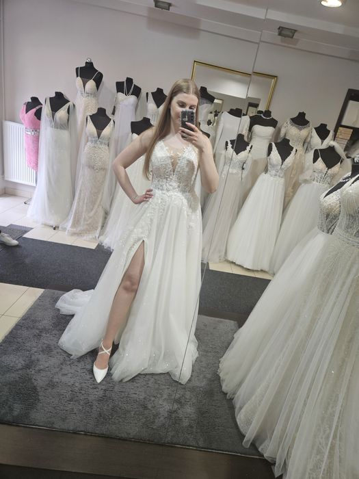 Suknia ślubna z rozcięciem