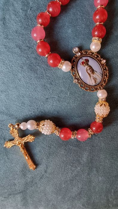 Terço Artesanal  e  Personalizado Nossa  Senhora de Fatima.  Pedras naturais, pérolas e  sintéticas