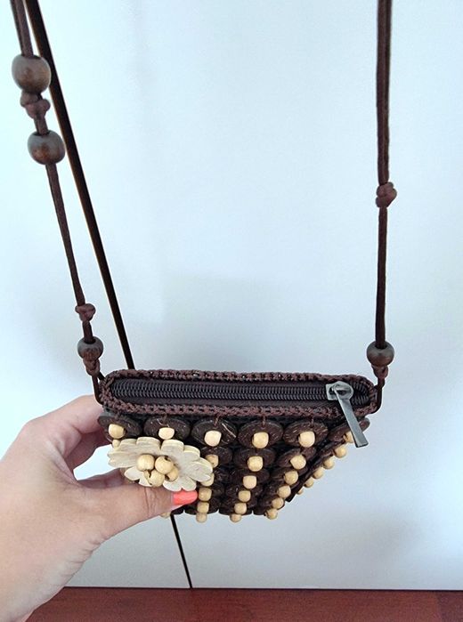 Mala pequena castanha com detalhes e uma flor