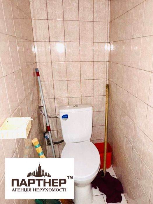 Двокімнатна на другому поверсі. Центр.