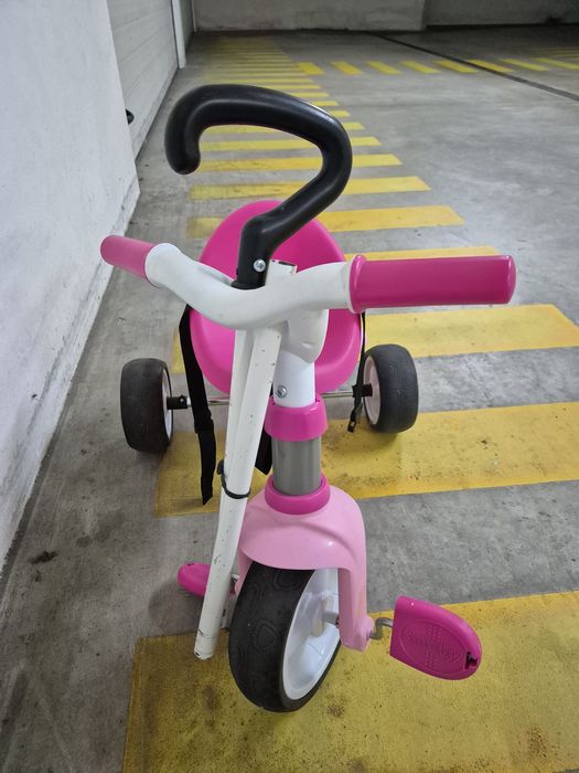 Triciclo com pega de empurrar