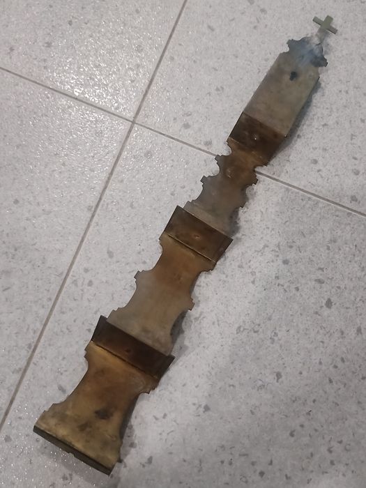 Suporte antigo em escada para meter santos em oratório